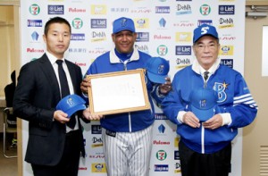 春季キャンプ中のベイスターズを訪ねた（右から）朝山会長と、ラミレス監督、池田社長＝１２日、宜野湾市  