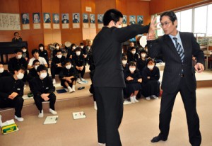 武術デモを交えながら講話した三浦一広さん＝４日、龍郷町の赤徳小中学校