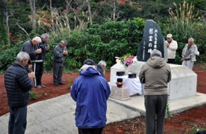 慰霊祭で犠牲者に祈りをささげる参列者＝４日、知名町屋子母