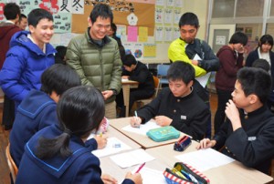 和気あいあいとした雰囲気で中学生と交流した鹿国際大の学生たち＝５日、大和中学校