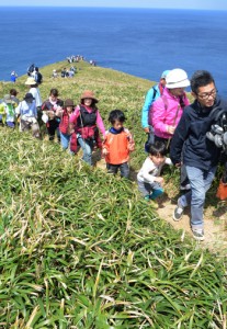 美しい景色を眺めながらさわやかな汗を流した宮古崎つつじウォークの参加者たち＝１３日、大和村国直の宮古崎