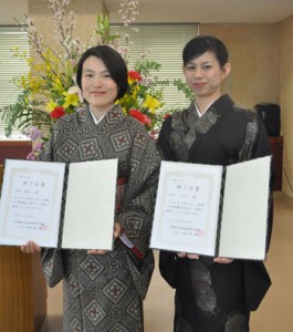 修了証書を受け取り、さらなる研さんを誓った丸山さん（右）と金田さん＝１７日、奄美市名瀬の紬会館
