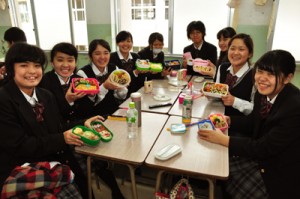 自分で用意した弁当を手に笑顔の生徒たち＝１８日、笠利町の大島北高校