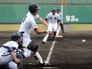 二回、２死２、３塁。國分が安打を放ち、２者が生還＝２９日、鴨池市民球場