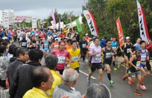 スタートで一斉に走り出すフルマラソン走者＝６日、与論町茶花