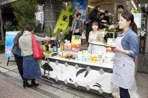 龍郷町の味覚がずらりと並んだフェア＝５日、東京中央区