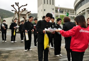 最後の面接を終え、晴れやかな表情で会場を後にする受験生＝９日、奄美市名瀬の県立大島高校