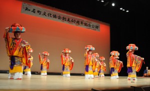 オープニングを飾った琉球舞踊「四つ竹」＝１１日、知名町のあしびの郷・ちな