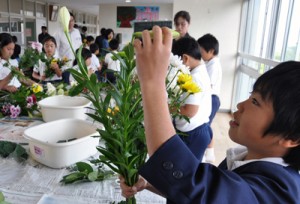 自由な発想で花束作りを楽しむ児童ら＝２２日、知名町の住吉小学校