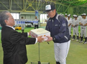 大久幸助町長から特産品を受け取る伊藤大造監督（右）＝６日、天城町