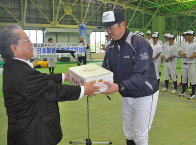 天城町など特産品贈る 徳之島合宿の日本製紙石巻野球部を激励 南海日日新聞