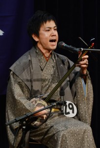 島唄大賞を射止めた壮年の部優勝の前山真吾さん 