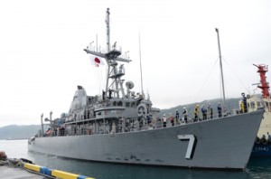 名瀬港に親善寄港した米海軍掃海艦パトリオット＝１９日午前８時５０分、奄美市名瀬観光船バース