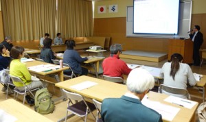 地域の素材を生かした島内ツアーについて、さまざまな意見が出たセミナー＝２４日、県立奄美図書館