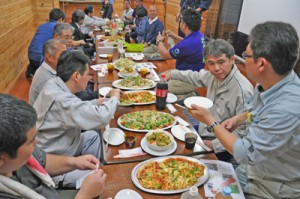 ロマネスコを使ったイタリア料理を味わった試食会＝４日、和泊町のイタリア料理店