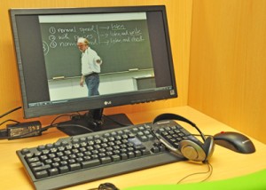 受講生はパソコンを使って代ゼミ本校と同様の講義を受けられる。