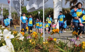 沿道の花を楽しみながらゴールを目指す参加者＝１３日、和泊町の笠石海浜公園