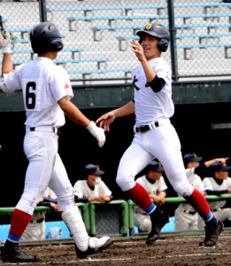 三回、２死から武田の三塁打で吉見が先制のホームイン＝１日、県立鴨池球場