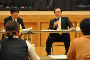 「地域リーダーと語ろ会」で住民らと意見交換した伊藤祐一郎知事＝２０日、徳之島町