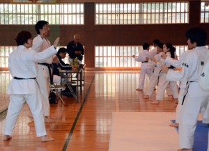 奄美空手道連盟の強化練習で指導する（写真左から）大山副委員長と平部長＝３月、奄美市名瀬の旧大島工業高体育館