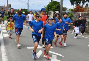 一斉にスタートを切る参加者ら＝１０日、天城町