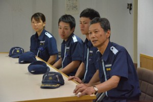 支援活動を報告する原船長（写真右）と熊本県出身の乗組員ら＝２７日、あまぎ船内