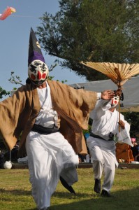十五夜踊で奉納された寸劇仕立ての踊り「三者囃子」＝２１日、与論町の地主神社境内