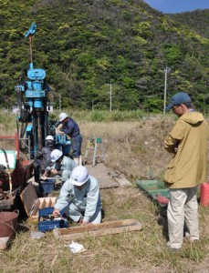 井村准教授らが奄美大島で行った津波の痕跡調査