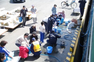 熊本港での給水支援活動（提供写真）