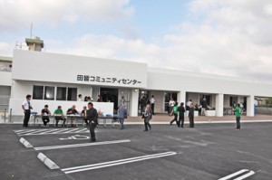 落成した田皆コミュニティセンター＝２９日、知名町 