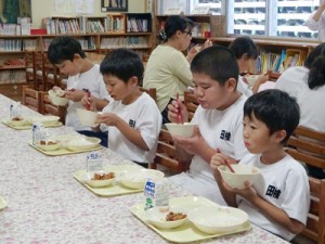 給食を食べる田検小の子どもたち（同校提供）＝資料写真