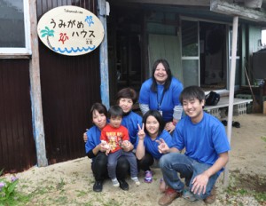 今期の産卵シーズンに活動を本格化する「徳之島ウミガメ調査隊」のメンバーら＝伊仙町