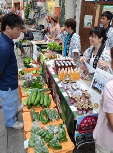 新鮮な食材が並び、消費者に好評だった島野菜まつり＝２１日、奄美市