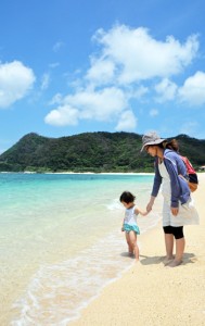 梅雨の晴れ間に真夏日を記録した奄美大島の海辺＝２８日、奄美市笠利町の打田原海岸