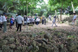 後蘭孫八居城跡を見学するツアー参加者＝１日、和泊町後蘭