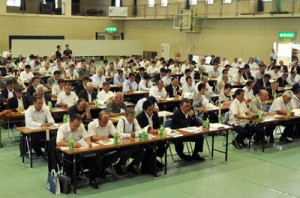 ミカンコミバエの早期根絶への対応などを議題に掲げた群島市町村議会議員大会＝１９日、喜界町体育館