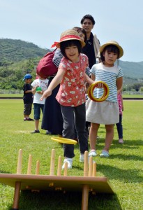 さまざまな活動を親子で楽しんだ奄美市子ども大会＝１日、名瀬運動公園陸上競技場