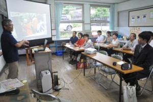 「われんきゃガイド」の育成に向けた関係者らの学習会＝７日、徳之島町の手々小中学校