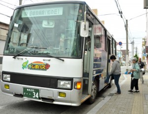 利用率がタクシーの３分の１にとどまった路線バス＝１９日、奄美市名瀬