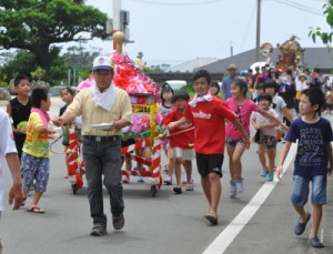 みこし連がにぎやかに集落を練り歩いた豊年祭＝２９日、天城町松原