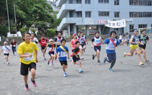 護憲駅伝スタート。走り出す１区の選手＝８日、名瀬小校庭