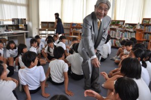 母校の後輩一人一人と握手する岡橋義経さん＝２日、知名町立田皆小学校