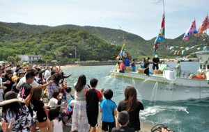 餅まきなどで盛り上がったカツオ祭り＝１日、瀬戸内町芝