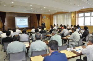  防災情報の変更点などについて確認した名瀬測候所防災気象連絡会総会＝３０日、奄美市名瀬