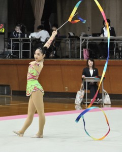 新体操女子個人で奄美勢最高の総合９位になった西緋音＝２０日、県体育館