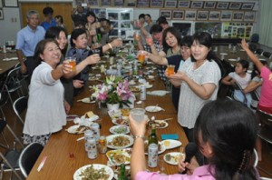 壮年団のもてなしで乾杯する女性たち＝８日、知名町住吉