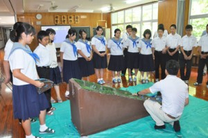 土砂災害の出前授業で防災意識を高めた生徒ら＝１４日、住用中学校