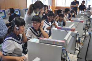 デジタル処理した自分の声に驚く中学生ら＝２１日、和泊中学校パソコン室　