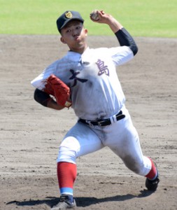 強豪鹿児島実業相手に九回まで無失点に抑えた大島のエース渡秀太＝２３日、県立鴨池球場