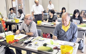 奄美の草花や野菜を日本画で表現した教室＝２２日、奄美市笠利町の県奄美パーク